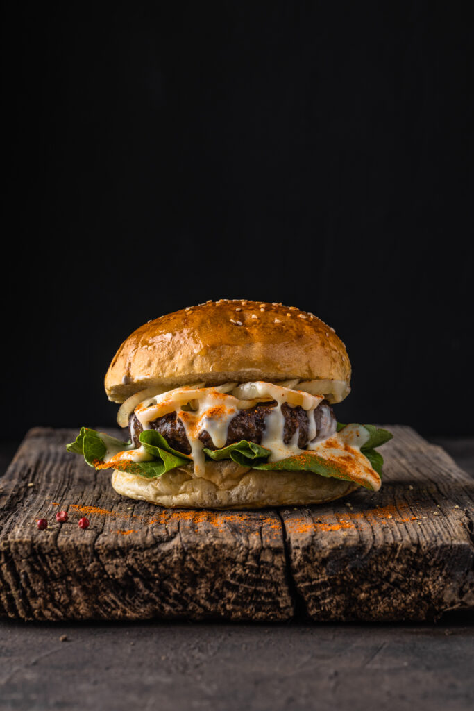 Gourmet-Burger mit Coleslaw vom Foodtruck-Catering