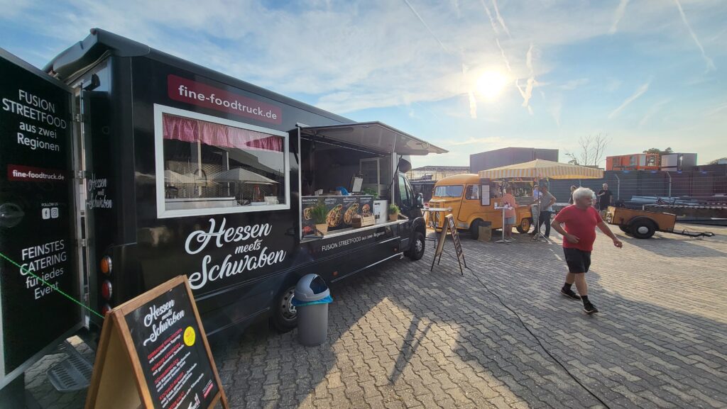 Foodtruck bei einem Outdoor-Event im Sonnenuntergang