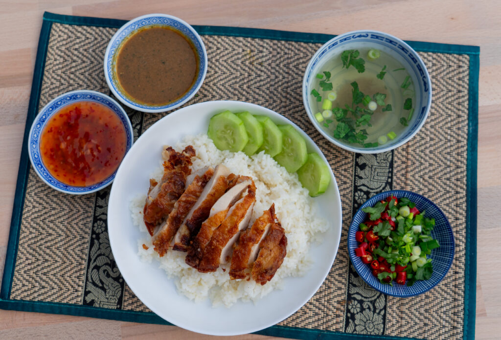 Asiatisches Hähnchengericht mit Reis und Dips beim Foodtruck-Catering
