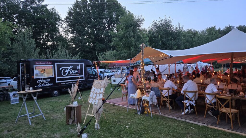 Eventcatering mit Festzelt und Foodtruck bei einer Gartenveranstaltung