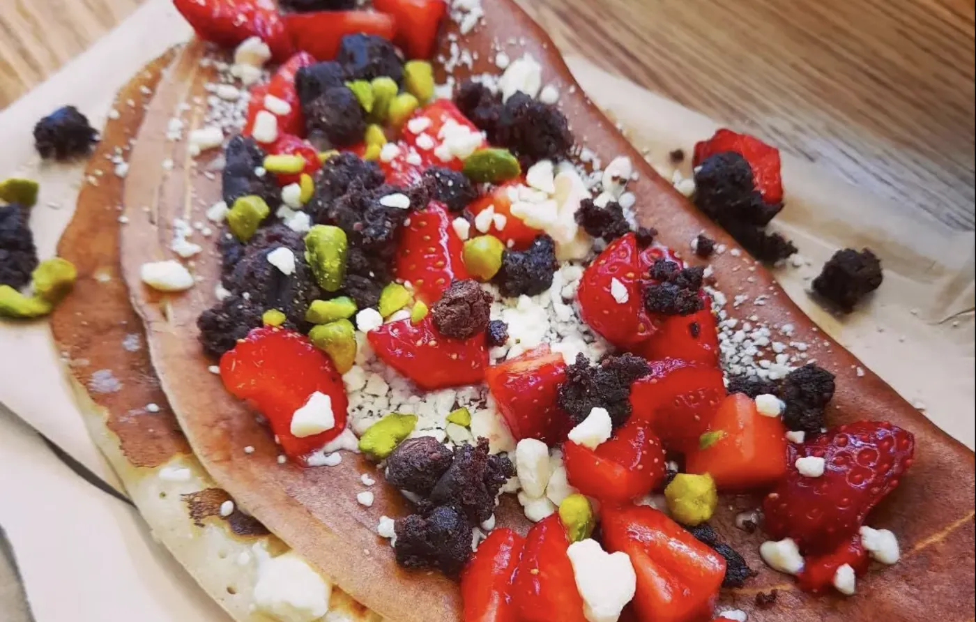 Crêpe mit Erdbeeren, Pistazien und Brownie-Crumble als Dessert-Catering