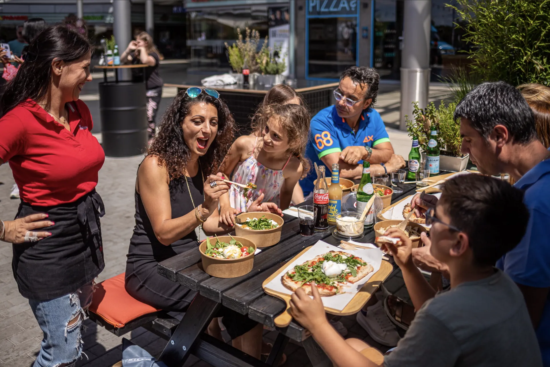 Gäste beim Foodtruck-Catering auf einem Firmenevent in Frankfurt