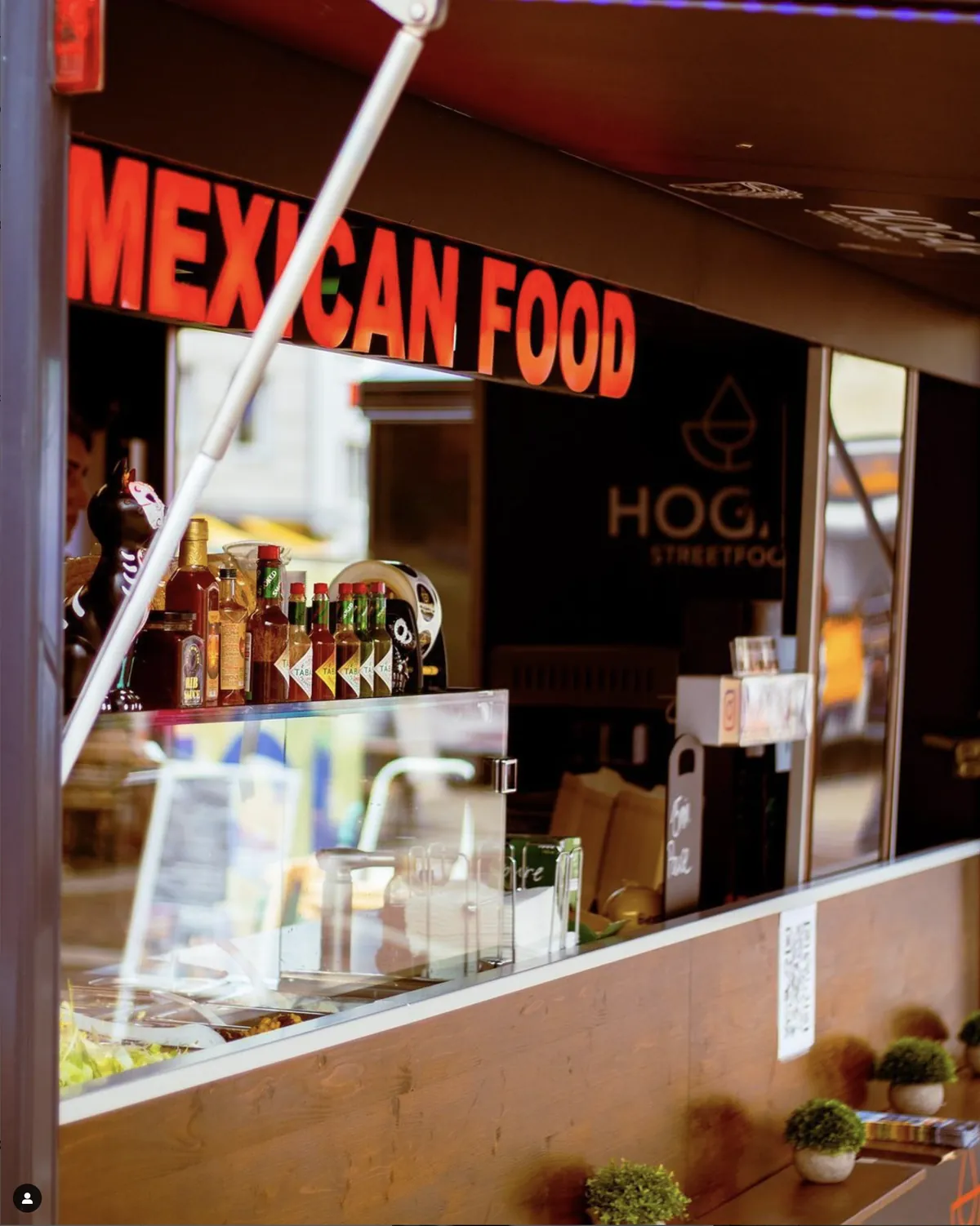 Mexican-Food-Foodtruck mit Saucen-Auswahl beim Catering-Event