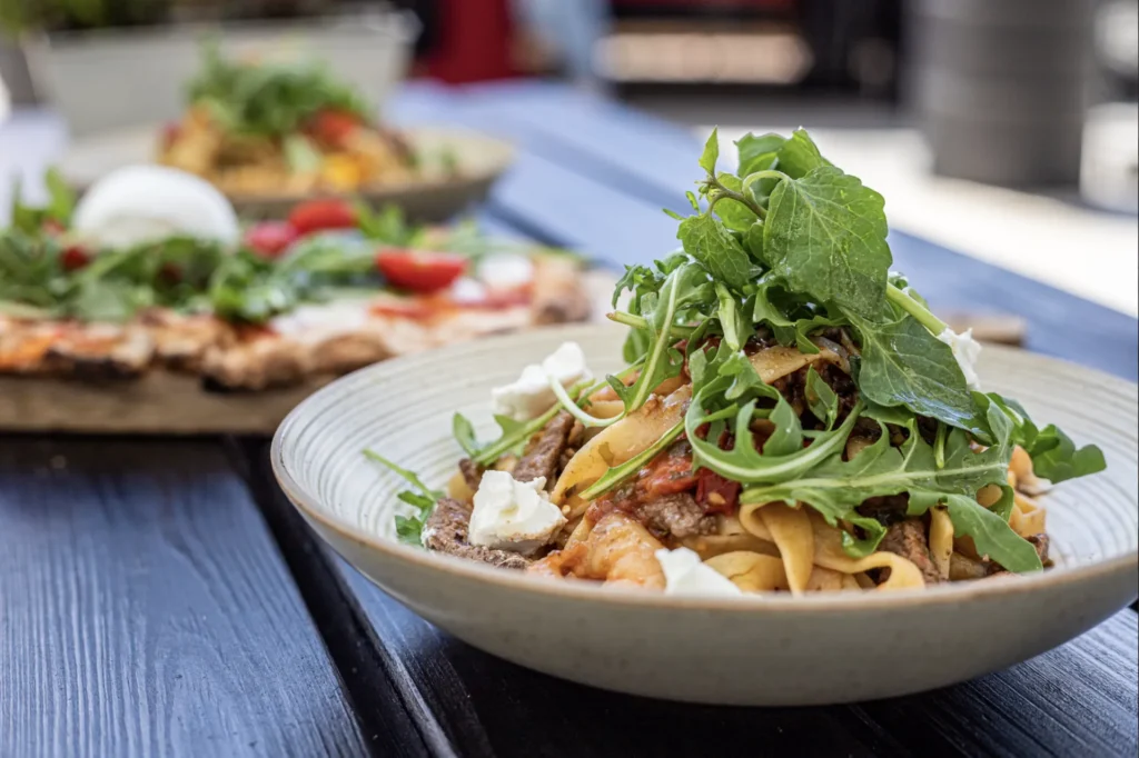 Frische Pasta mit Rucola und Burrata beim Event-Catering von FINE
