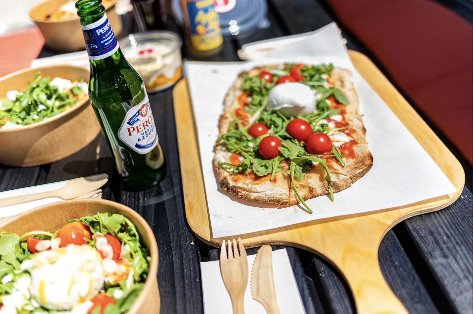 Pinsa Romana mit Burrata, Rucola und Kirschtomaten beim Foodtruck-Catering